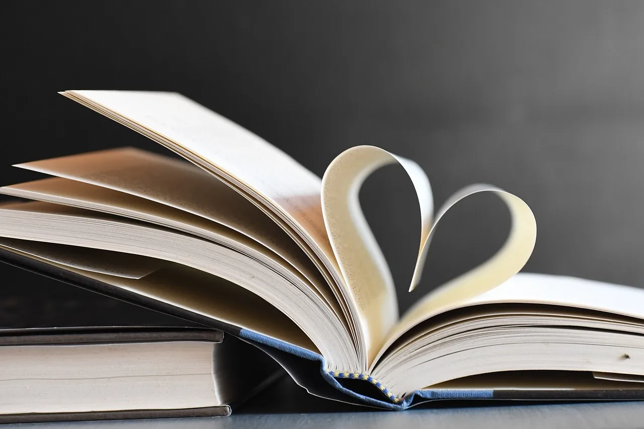 Aufgeschlagenes Buch, dessen Seiten ein Herz bilden