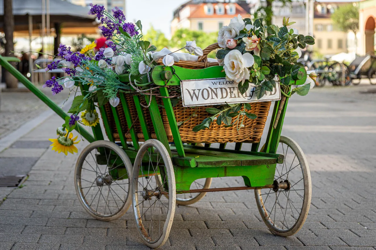 Blumengeschmückter grüner Handwagen auf dem Marktplatz in Ludwigsburg